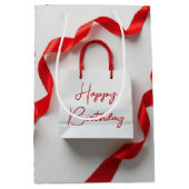 Verjaardagscadeautas met linten en harten medium cadeauzakje (Voorkant)