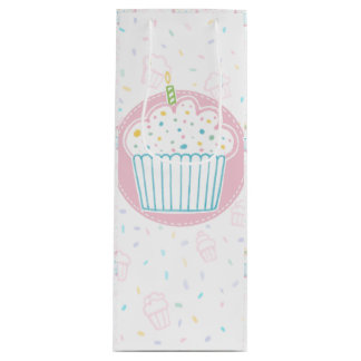 Verjaardagscupcake met kaars wijn cadeautas