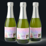 Verjaardagsfeest aangepaste foto roze druppels hol sparkling wijnetiket<br><div class="desc">Voor een 21e (of elke leeftijd) verjaardagsfeest, het vieren van haar leven met een collage van 5 van je eigen foto's. Personaliseer en voeg een naam, leeftijd 21 en een datum toe. Geboortedatum of de datum van het feest. Paarse en donkergrijze letters. Een trendy holografische gekleurde achtergrond in roze, paarse...</div>