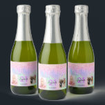 Verjaardagsfeest aangepaste foto roze druppels hol sparkling wijnetiket<br><div class="desc">Voor een 21e (of elke leeftijd) verjaardagsfeest, het vieren van haar leven met een collage van 5 van je eigen foto's. Personaliseer en voeg een naam, leeftijd 21 en een datum toe. Geboortedatum of de datum van het feest. Paarse en donkergrijze letters. Een trendy holografische gekleurde achtergrond in roze, paarse...</div>