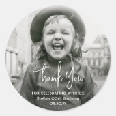 Verjaardagsfeest Chic Typografie Foto Bedankt Ronde Sticker (Voorkant)