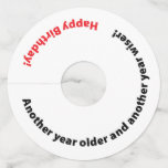 Verjaardagsfeest grappig nog een jaar oudere mijlp wijnglaslabel<br><div class="desc">Gefeliciteerd met je verjaardag! Grappig wijnglas label voor het vieren van een verjaardag! Nog een jaar ouder en nog een jaar wijzer! Happy Birthday! in rode en zwarte tekst. Eenvoudig en modern ontwerp waar gasten hun namen kunnen schrijven om hen te helpen hun wijnglas te identificeren.</div>