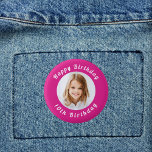 Verjaardagsfeest heet roze foto meisje ronde button 3,2 cm<br><div class="desc">Een hete roze achtergrond. Personaliseer en voeg een foto en leeftijd toe. Met de tekst: Happy Birthday. Gekromde tekst. Wit gekleurde tekst.</div>