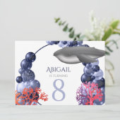 Verjaardagsfeest met boog van blauwe ballonnen en kaart (Staand voorkant)