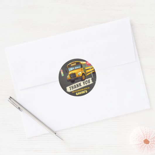 Verjaardagsfeest met schoolbus ronde sticker (Envelop)