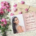 Verjaardagsfeest roos gouden fotoscript save the date<br><div class="desc">Een moderne en elegante Save the Date voor een 18e (of enige leeftijd) verjaardagsfeestje. Roos gouden gradiënt achtergrond,  versierd met roos gouden confetti. Personaliseer en voeg een foto,  datum en naam toe. De tekst: Save the Date is geschreven met een trendy handgeschreven stijlscript.</div>