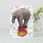 Verjaardagsfeest uitnodiging 5, met blije olifante (Staand voorkant)