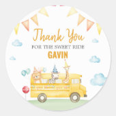 Verjaardagsfeest van de gele schoolbus ronde sticker (Voorkant)