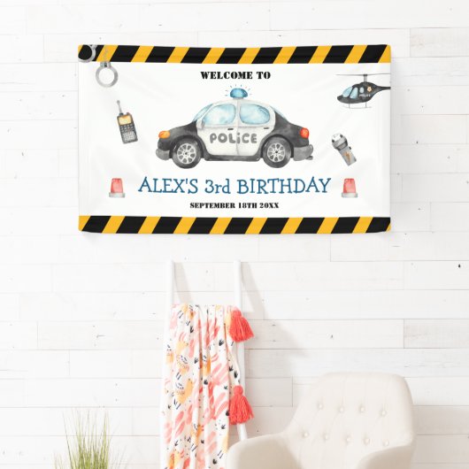 Verjaardagsfeest van de politie in kind verwelkomt spandoek (Insitu)