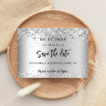 Verjaardagsfeest zilveren script save the date<br><div class="desc">Een elegante Save the Date-kaart voor een 40e (of elke leeftijd) verjaardagsfeestje. Een moderne faux zilver uitziende achtergrond versierd met confetti. Personaliseer en voeg een datum en naam / leeftijd 40. De tekst: Save the Date is geschreven met een groot trendy handgeschreven stijlscript.</div>