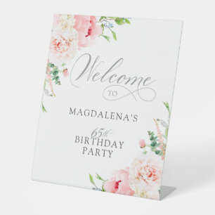 Verjaardagsfeestje 65 jaar Elegante Roze Bloemen W Reclamebord Met Voetstuk
