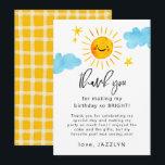 Verjaardagsfeestje in de zonneschijn bedankkaart<br><div class="desc">Zonneschijn thema dankkaartje voor kinderverjaardag met waterverf illustratie van een lachende zon met wolken en sterren. De tekst zegt "dank je dat je mijn verjaardag zo HELDER hebt gemaakt!"</div>