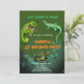 Verjaardagsfeestje jongen kameleon, hagedis, kikke kaart (Staand voorkant)