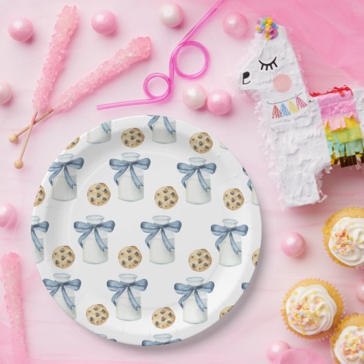Verjaardagsfeestje met koekjes en melk papieren bordje (Feest)