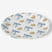 Verjaardagsfeestje met koekjes en melk papieren bordje (Gekanteld)