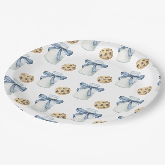 Verjaardagsfeestje met koekjes en melk papieren bordje (Gekanteld)