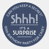 Verjaardagsfeestje met verrassing in stijlvolle ma ronde sticker (Voorkant)