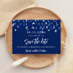 Verjaardagsfeestje navy blauw bewaar de datumkaart save the date<br><div class="desc">Een elegante Save the Date kaart voor een verjaardagsfeestje. Een marineblauw versierd met confetti. Personaliseer en voeg een datum en naam/leeftijd toe. De tekst: Save the Date is geschreven met een groot trendy handgeschreven stijlscript.</div>