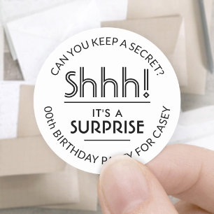 Verjaardagsfeestje Surprise Sst! Eenvoudig Wit & Z Ronde Sticker