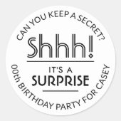 Verjaardagsfeestje Surprise Sst! Eenvoudig Wit & Z Ronde Sticker (Voorkant)