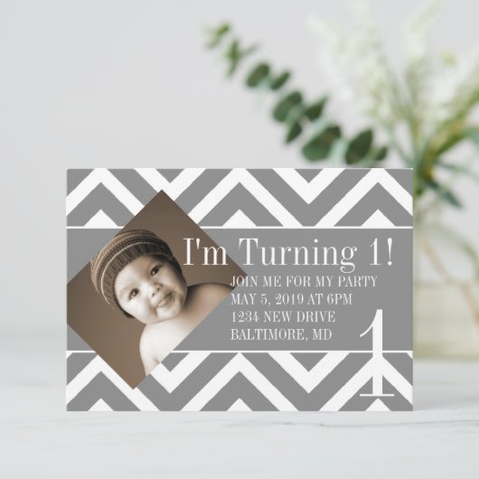 Verjaardagsfeestje uitnodigen | Draaiend Chevron G Kaart (Staand voorkant)