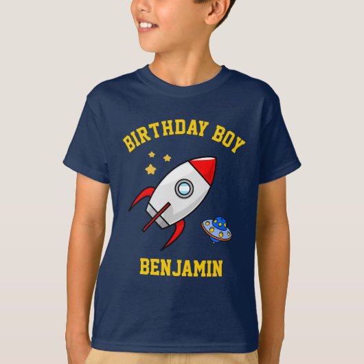 Verjaardagsfeestje voor jongens met een raket in d t-shirt (Voorkant)