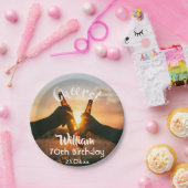 Verjaardagsfeestje voor mannen proost bier op hun  papieren bordje (Feest)