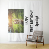 Verjaardagsfeestje voor puppyhond Fotohokje achter Wandkleed (In situ)