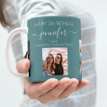 Verjaardagsfoto beste vrienden namen groen donker  koffiemok<br><div class="desc">Een cadeau van vrienden voor de 21ste verjaardag van een vrouw, die haar leven viert met 3 van je foto's van haar, haar vrienden, familie, interesse of huisdieren. Geef haar naam, 21 jaar en uw namen een persoonlijk tintje en voeg ze toe. Een groene, donkere cyaan gekleurde achtergrond. Haar naam...</div>