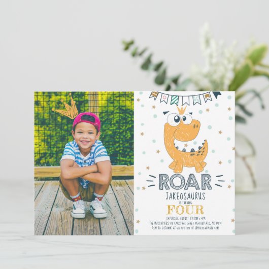 Verjaardagsfoto van een brullende dinosaurus kaart (Staand voorkant)