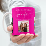 Verjaardagsfoto vriend namen heet roze koffiemok<br><div class="desc">Een geschenk van vrienden voor de 21e verjaardag van een vrouw, het vieren van haar leven met 3 van uw foto's van haar, haar vrienden, familie, interesse of huisdieren. Personaliseer en voeg haar naam, leeftijd 21 en uw namen. Een trendy hete roze achtergrond. Haar naam is geschreven met een modern...</div>