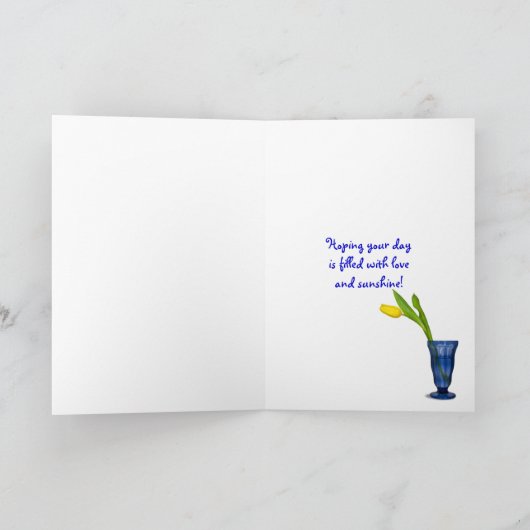 verjaardagsgele tulp in blauw glas kaart (Binnen)