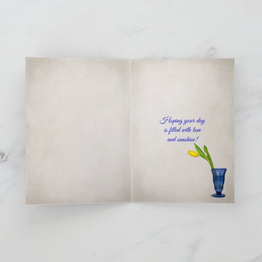 verjaardagsgele tulp in blauw glas kaart (Binnen)
