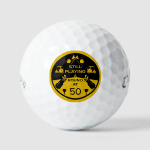 Verjaardagsgolfer op de heuvel golfballen