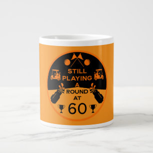 Verjaardagsgolfer op de heuvel grote koffiekop