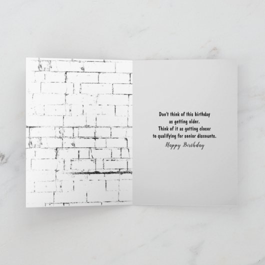 verjaardagsgouden recuperator in het oranje t-shir kaart (Binnen)