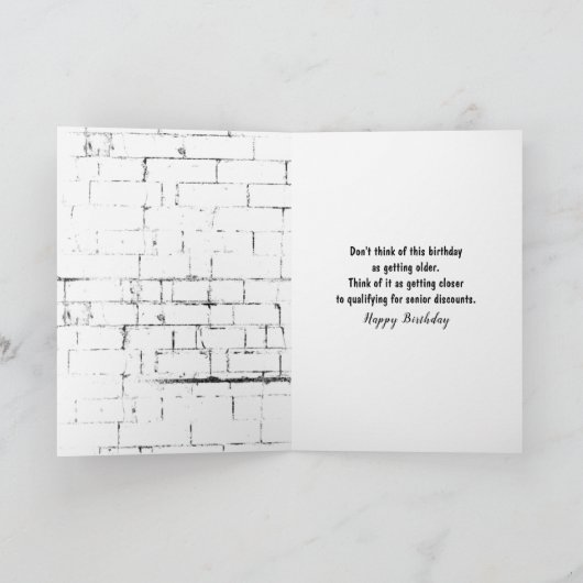 verjaardagsgouden recuperator in rood t-shirt kaart (Binnen)