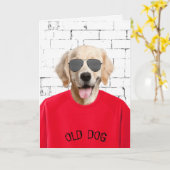 verjaardagsgouden recuperator in rood t-shirt kaart (Gele Bloem)