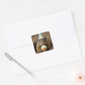 Verjaardagsgrondhoeder met een Cupcake Vierkante Sticker (Envelop)