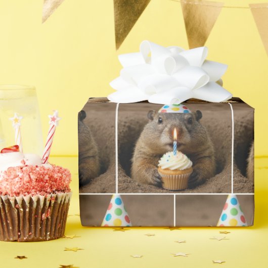 Verjaardagsgrondhond met een Cupcake Cadeaupapier (Verjaardagsfeest)