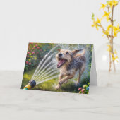 Verjaardagshond in waterspray van slang kaart (Gele Bloem)