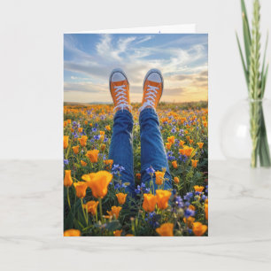 Verjaardagsjeans en oranje sneakers tussen bloemen kaart