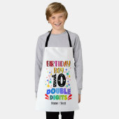 Verjaardagsjongen 10 dubbele cijfers, kleurrijke v schort (Gedragen)