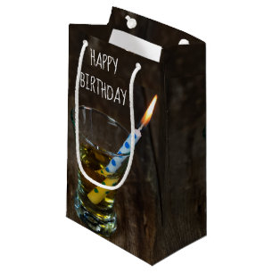 Verjaardagskaars in een whisky shotglas klein cadeauzakje