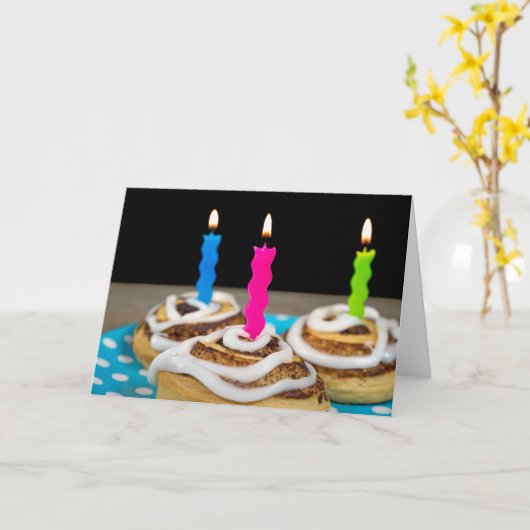 Verjaardagskaarsen in kaneelbroodjes kaart (Gele Bloem)