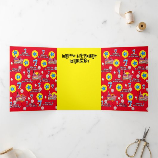 Verjaardagskaart 7 jaar, #7 Rood & Geel Drieluik Kaart (Binnen)