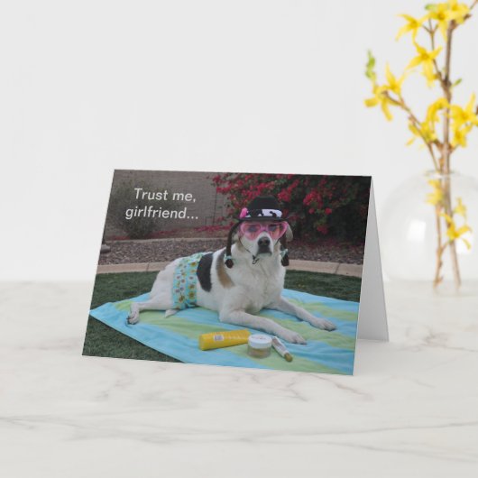 Verjaardagskaart, foto van een vrouw met crèmes kaart (Gele Bloem)