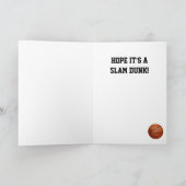 Verjaardagskaart met basketbal- en veldontwerp kaart (Binnen)