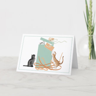 Verjaardagskaart met poesjes die een cadeau uitpak kaart