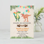 Verjaardagskaart uitnodiging gezamenlijke dinosaur (Staand voorkant)